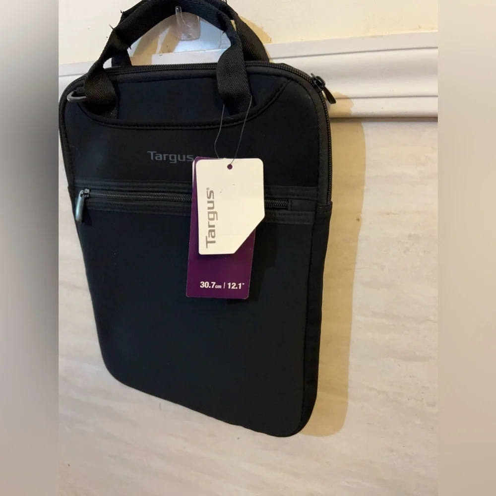 NWT-Targus Vertical Slipcase with hideaway handles, Crossbody Strap